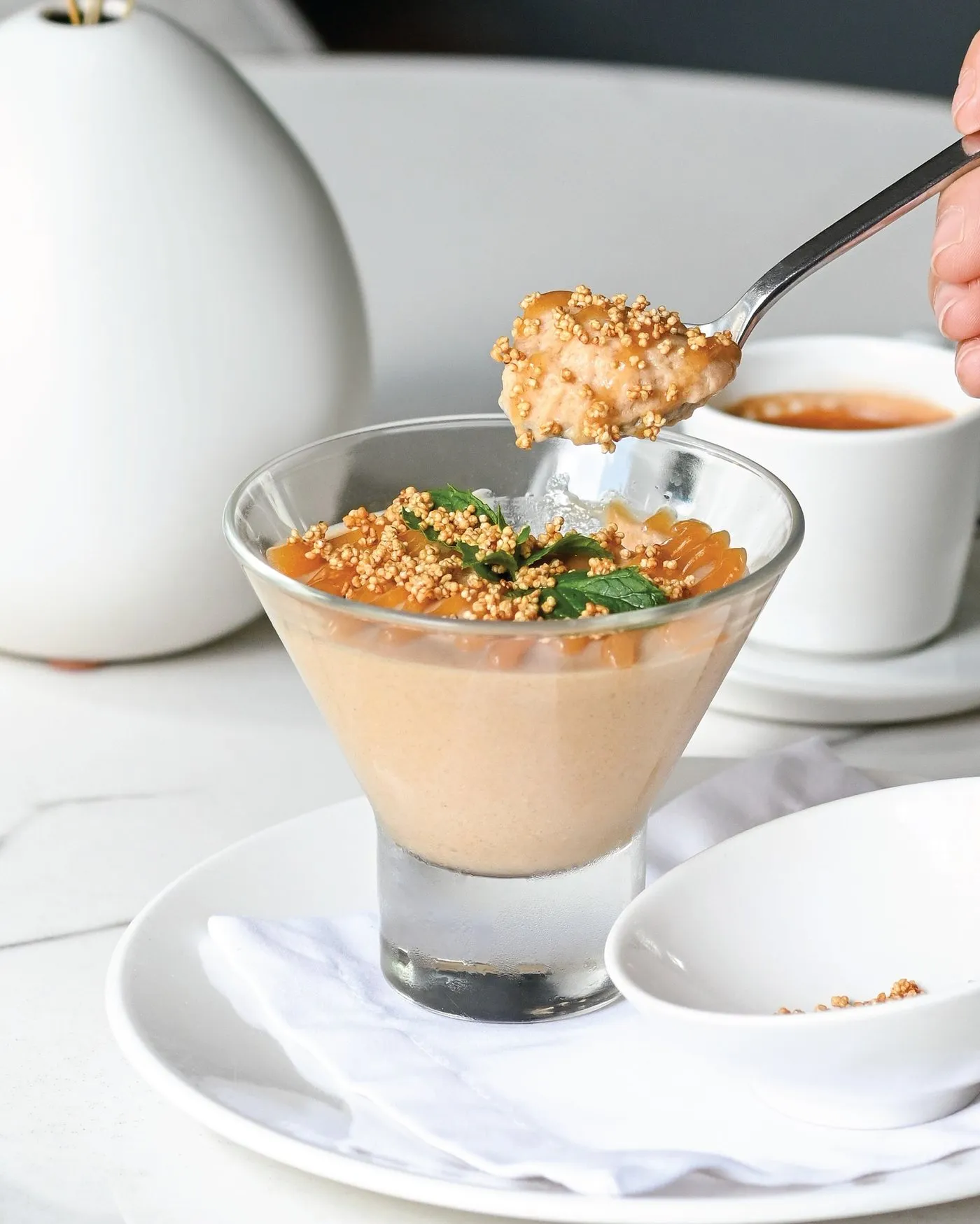 Mousse de chico en copa con crumble encima